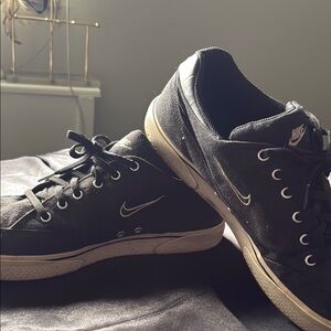 Nike Black Low-Top Sneakers with Padded Tongue